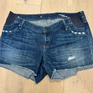 Maternity Haul- 1 pair shorts 3 pants 1 shirt fits size M